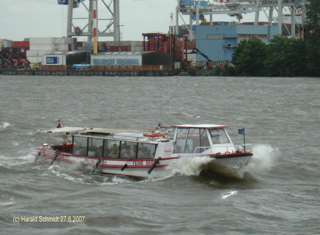 FEINE DEERN am 27.6.2007 auf der Elbe vor den Landungsbrcken /
Komfort-Barkasse, Barkassen-Meyer, Hamburg /
Gegenber den Traditions-Barkassen befindet sich hier die Maschine nicht mehr mitten im Fahrgastraum, sondern unter dem Freideck im Heck des Schiffes, 32 Sitzpltze
