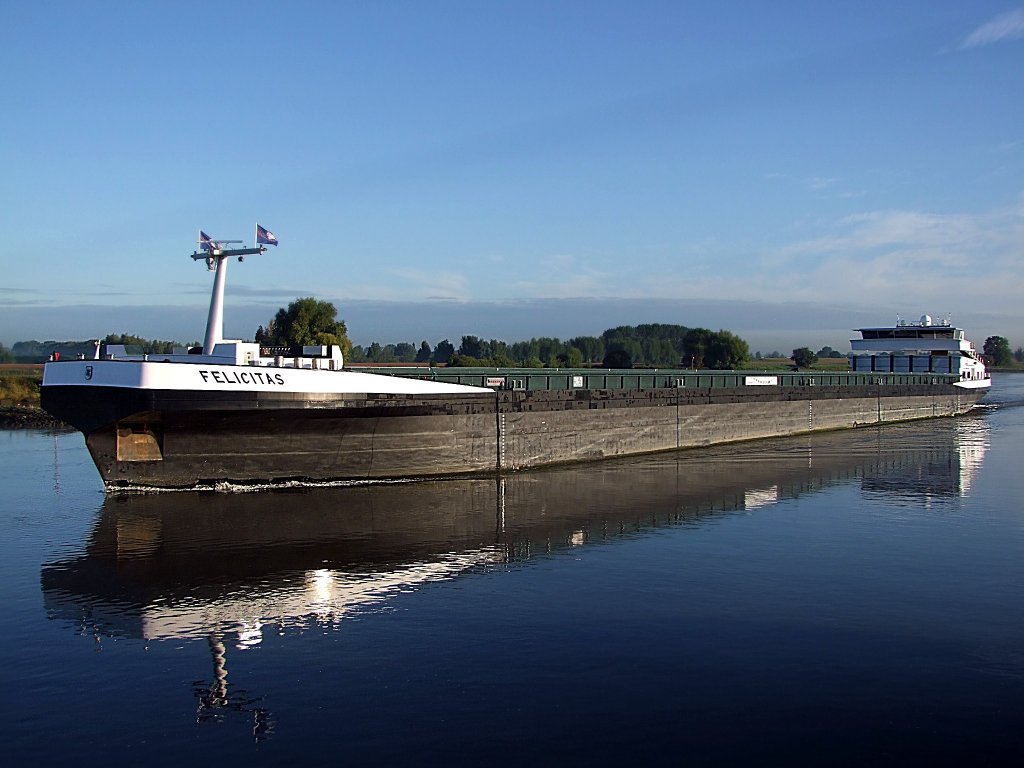 FELICITAS steuert in den frhen Morgenstunden Richtung Schoonhoven;100903