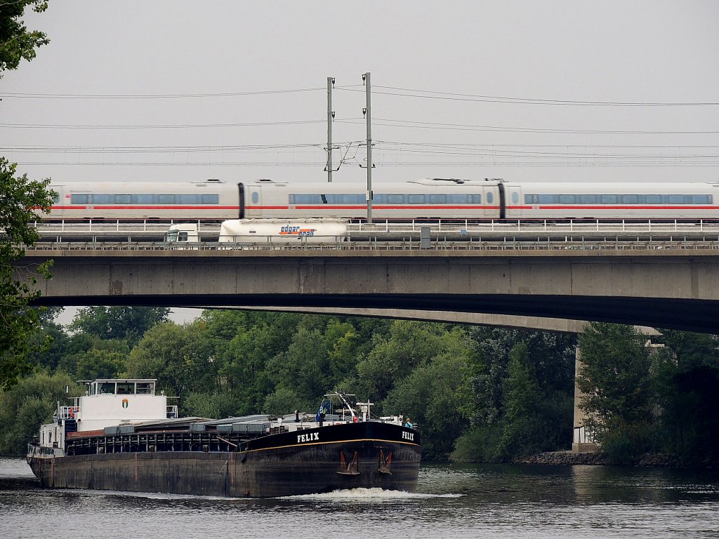 FELIX (5500280; L=105; B=10,5mtr; 2457t; 1521PS; Bj.1977)unterfhrt im Bereich Raunheim(Main)eine Eisenbahnbrcke sowie Brcke der A3; 120821