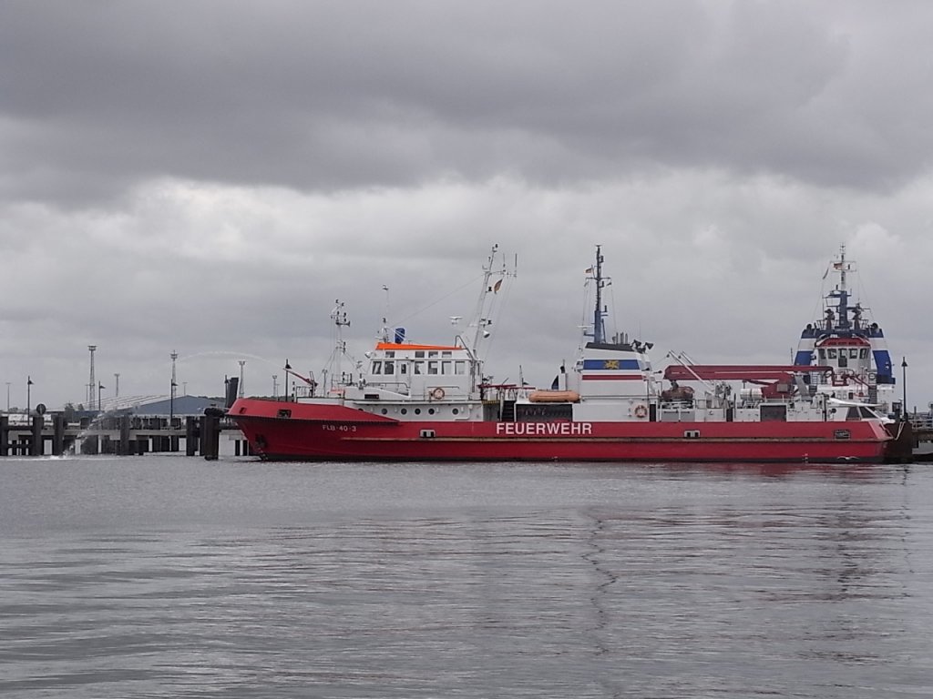 Feuerlschboot FLB 40-3, im Einsatz fr die Hansestadt Rostock, hier bei recht trben Wetter am Liegeplatz in Rostock Gro-Klein kurz vor dem ablegen zu einer bungsfahrt. 