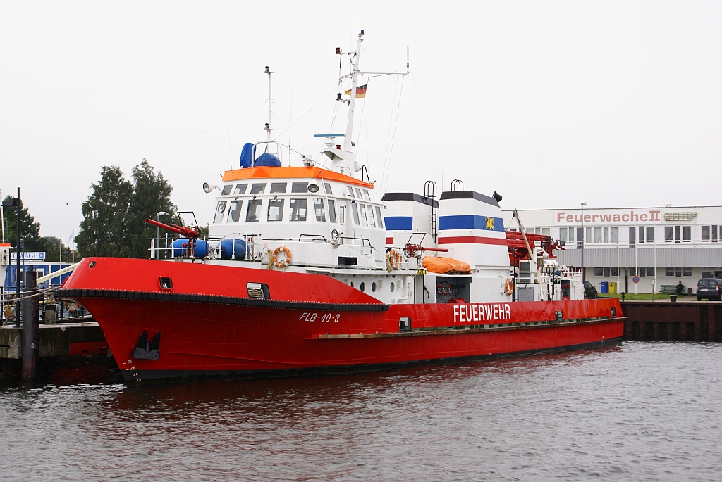 Feuerlschboot FLB-40-3 der Feuerwehr Stadt Rostock liegend in Bereitschaft an der Feuerwache II in Rostock - Gro Klein im Juli 2011