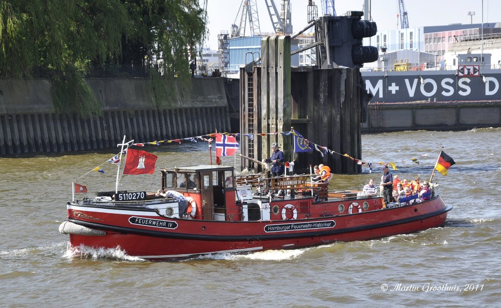 Feuerlschboot IV, (Museumsschiff) am 7.05.2010 auf dem 822. Hafengeburstag in Hamburg. L:16,5m / B:3,6m / Tg:1,4m / Verdrngung:26,5T /  Baujahr:1930 / Es ist das lteste noch fahrende Feuerlschboot in Deutschland. Seit 2005 vom Verein der Hamburger Feuerwehr-Historiker unterhalten.