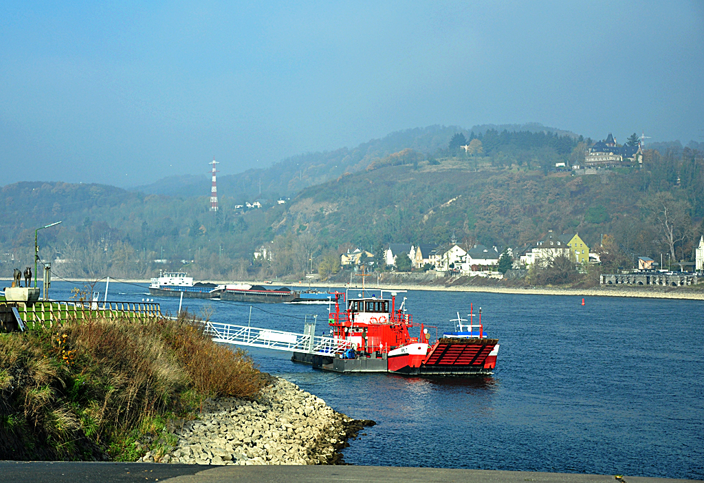 Feuerlschboot RPL 7  Altrip , ehemalige Flusspionierfhre der Bundeswehr an der Anlegestelle in Kripp. 15.11.2011