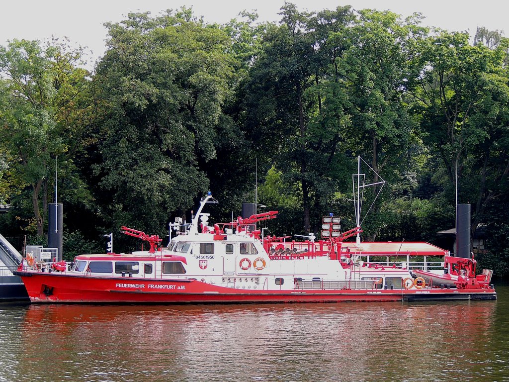 Feuerwehr Frankfurt a.M.(04501950; L=29,15; B=6,4m) ist im Bereich Hessen eines der wenigen Wasserfahrzeugen, das sich gasdicht verschlieen lt und somit durch ein explosives Gas-Luft-Gemisch hindurchfahren kann; weiters 10.000 bzw. 2x 3.000 Liter Wasser pro Minute 90120 Meter weit werfen; 120821