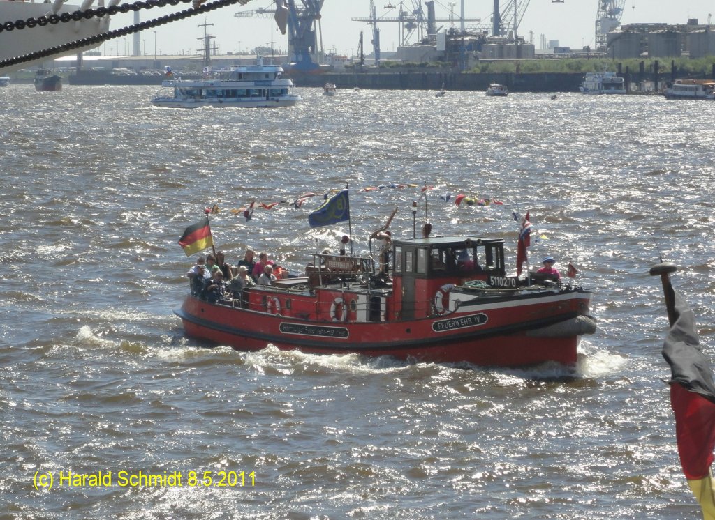 FEUERWEHR IV am 8.5.2011 Hamburg, vor den Landungsbrcken, (Hafengeburtstag) / 
ex Walter Hvernick (1984), Oberbaurat Schmidt (1966), Lschboot IV (1945), Feuerschutzpolizei IV (1937) /
Feuerlschboot / gedeckte Motorbarkasse /  La. 16,5m, B 3,6m, Tg. 1,4m / 6-Zyl.-Benzinmotor, Maybach, 100 PS (1930), 6-Zyl.-Diesel, MWM, 128 PS (1952), 6-Zyl.-Diesel, OM 856, 120 PS (1966) / 1930 bei Aug. Pahl, Hamburg /
