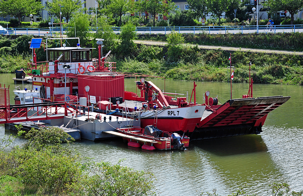 Feuerwehr-Lschboot Remagen RPL-7 (umgebautes Landungsboot) im Yachthafen Oberwinter - 06.08.2010