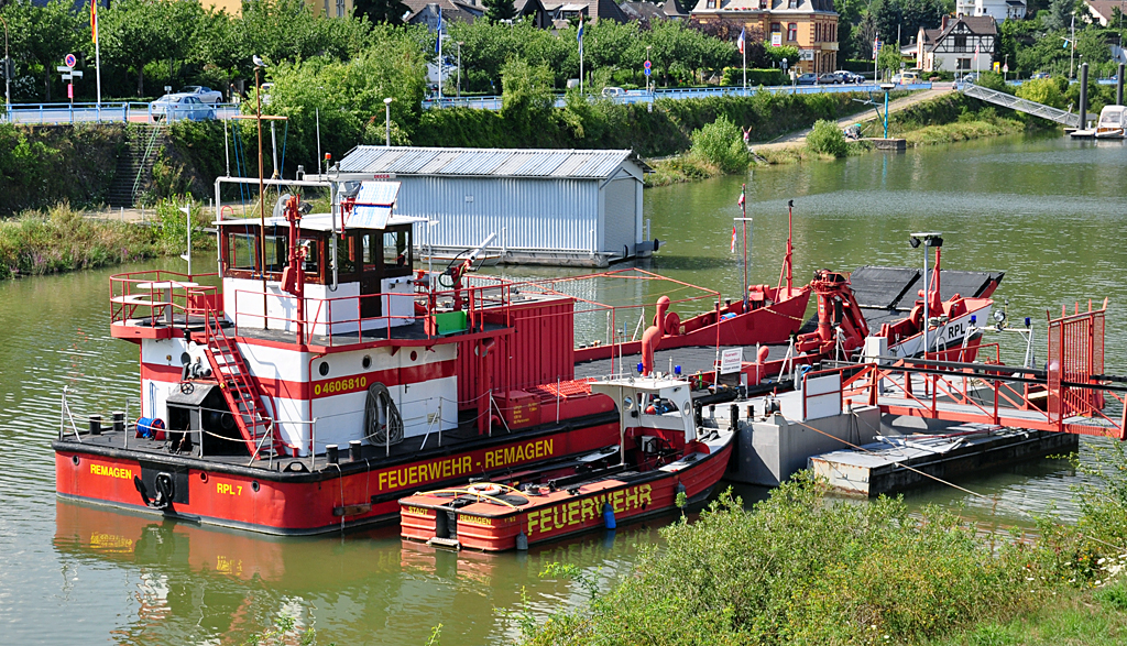 Feuerwehrschiff und -boote im Yachthafen von Oberwinter. Das Feuerwehr-Lschboot Remagen  RPL 7  scheint ein umgebautes Landungsboot zu sein. 06.08.2010