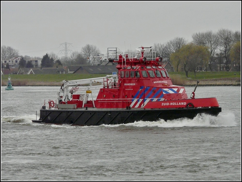 Feuerwehrschiff, (Brandweer Zuid-Holland), tuckert gemchlich auf dem Maaskanal bei Dordrecht an mir vorbei. 10.03.2011