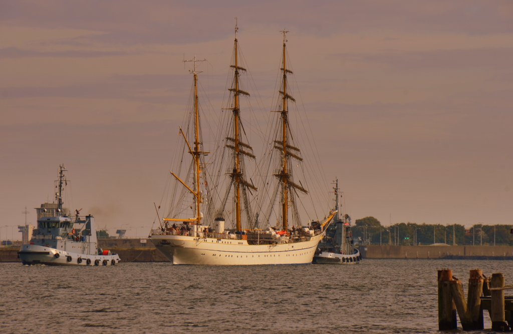 FGS A 60 Segelschulschiff Gorch Fock [Marineschule Mrwick]hier auf dem Weg vom Marinearsenal zur 4. Einfahrt Wilhelmshaven(20.09.2012).
Das in Kiel beheimatete Segelschulschiff war im Anschluss an eine umfangreiche Werftreparatur hier in WHV zur Ergnzung seiner Ausrstung und ist nun auf dem Rckweg zum Heimathafen.

Die GORCH FOCK ist eine Bark, das heit, die beiden vorderen Masten sind rahgetakelt, der achtere Mast ist gaffelgetakelt. Der Schiffsrumpf und die Masten sind aus Stahl. ber 300 Tonnen Eisenballast im Rumpf geben dem Schiff eine hohe Stabilitt.

Die 23 Segel und das Tauwerk sind aus Kunststoffmaterialien hergestellt. Zum Befahren von Flussmndungen und bei Windstille steht dem Schiff ein Hilfsmotor als Antrieb zur Verfgung.

Die GORCH FOCK ist das zweite Schiff dieses Namens und das sechste ihrer Klasse. Ihre fnf Schwesterschiffe, die vor dem zweiten Weltkrieg auf der gleichen Werft gebaut wurden, stehen bei verschiedenen Nationen noch aktiv im Dienste der Ausbildung des seemnnischen Nachwuchses. Die GORCH FOCK ist in Hamburg bei Blohm & Voss gebaut und ist in der schleswig-holsteinischen Landeshauptstadt Kiel beheimatet und untersteht der Marineschule Mrwik.