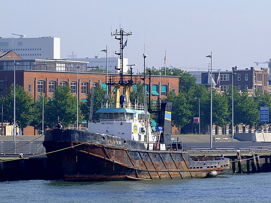 FIGHTER(IMO:7512454; L=42; B=10mtr; BRT517; Bj.1977) wartet im Hafen von Rotterdam auf den nchsten Einsatz;110901