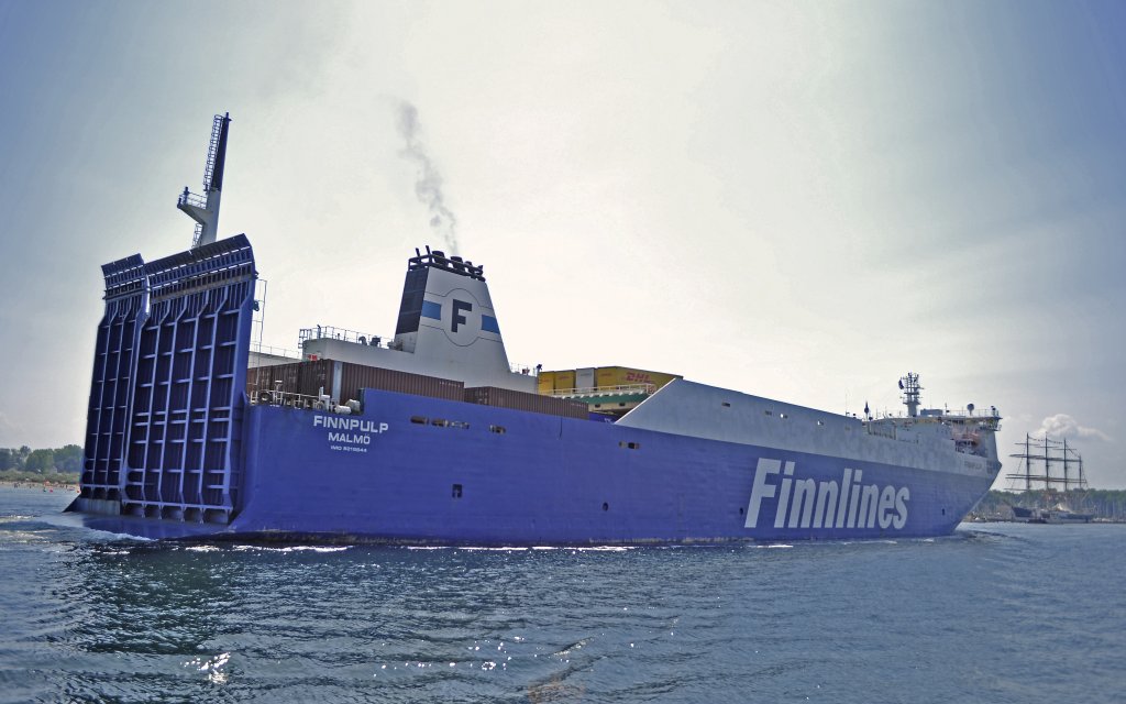 Finnlines  FINNPULP  aus TURKU kommend beim einlaufen in Travemnde, Aufgenommen am 26.07.2012
