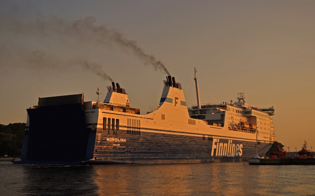 Finnlines  NORDLINK  aus Helsinki kommend beim einlaufen in Travemnde, Aufgenommen am 25.07.2012