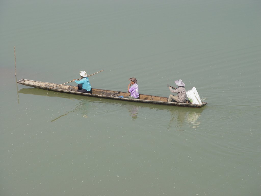 Fischer mit einem Ruderboot auf dem Weg zu einer Sandbank im Mekong bei Nong Khai im Norden Thailands am 10.02.2011