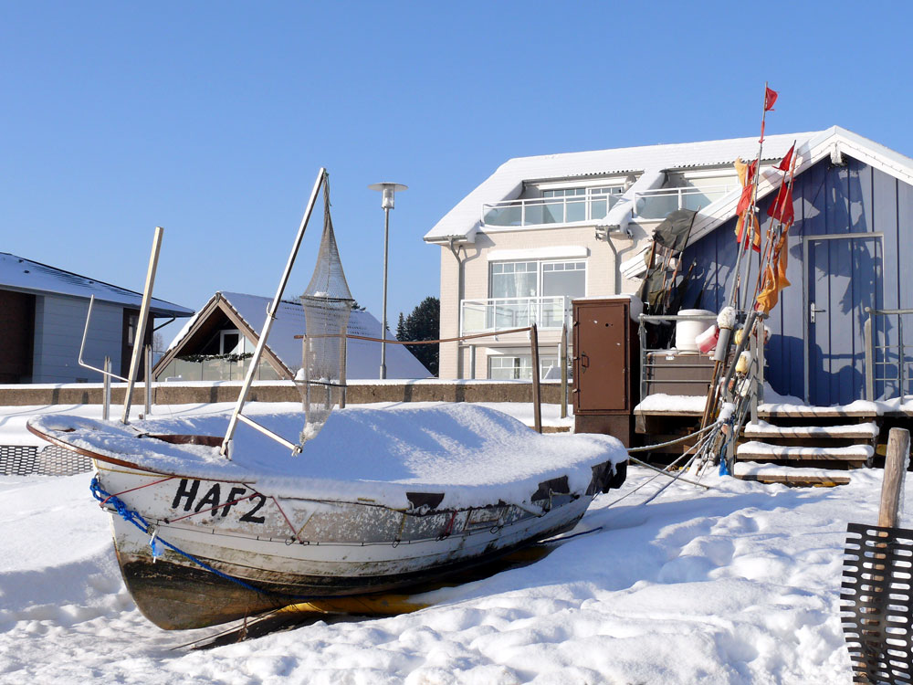 Fischerboot HAF2 ruht verschneit am Strand von Haffkrug (Lbecker Bucht), 28.12.2010
