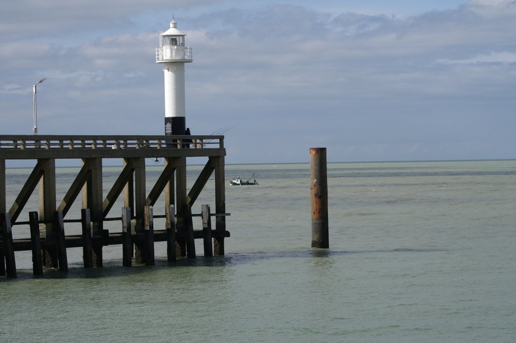 Fischerboot hat gerade den Hafen von Blankenberge verlassen.