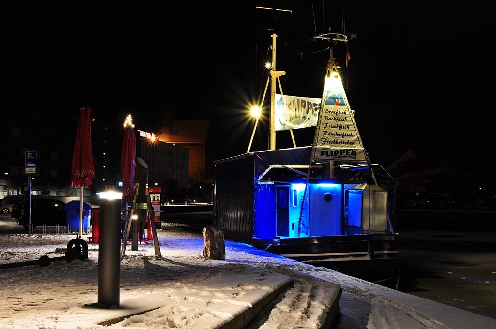 Fischkutter  Flipper  hat auch endlich Feierabend am Querkanal in Stralsund,
nicht nur im Sommer ein beliebtes Imbissziel selbst in dieser Jahrzeit hat man Appetit auf Fischbrtchen etc., 02.01.2010