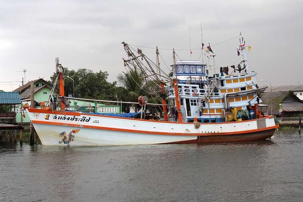 Fischkutter, Thai-Registrierung 1574 01313 (IMO: 7400510) am 07.Dezember 2010 in Ban Laem.