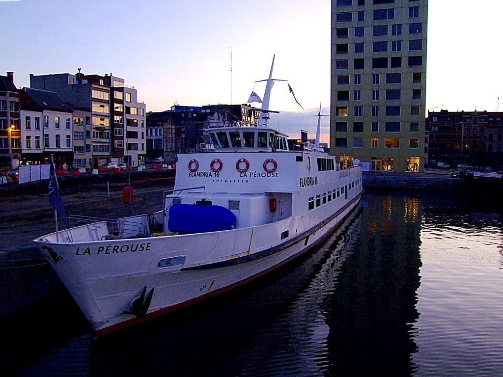 Flandria 16(ENI 06004057; L=61;B=8mtr; 2x674PS; Bj.1951) verbringt in einem Hafenbecken von Antwerpen ihre Nachtruhe; 110830