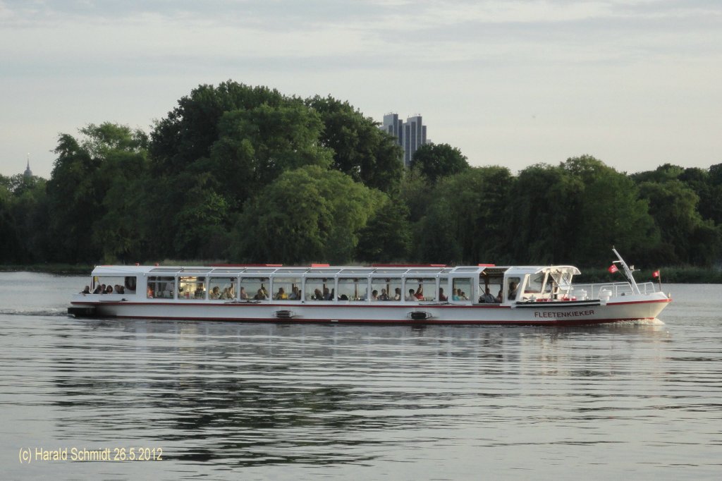 FLEETENKIEKER am 26.5.2012, Hamburg auf der Auenalster
Fahrgastschiff, Barkasse / La 25,54 m, B 5,2 m, Tg 1,21 m /  Verdrngung: beladen 70 t / Diesel-Elektro-Antrieb, 1x Volvo, 225 kW, E-Fahrmotor 94 kW / 108 Sitzpltze / Alster-Touristik GmbH (ATG) / 2003 bei SSB Spezialschiffbau Hamburg-Oortkaten /
