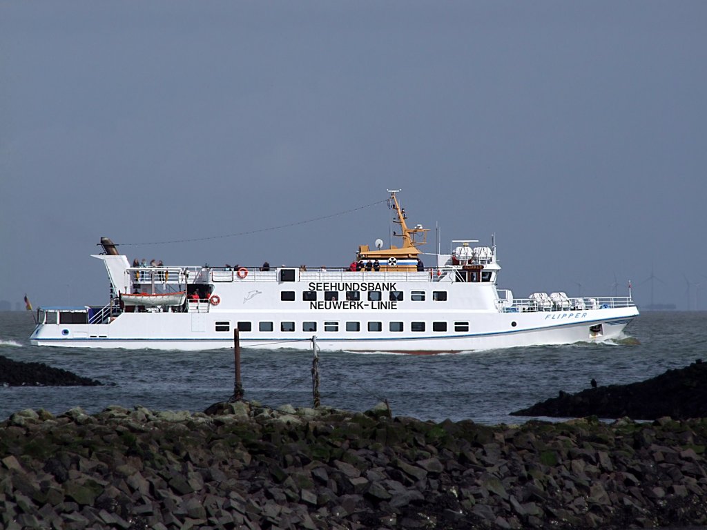 Flipper(IMO-7641190;L=48;B=8mtr) kehrt von einer Ausflugstour wieder nach Cuxhaven zurck;090825