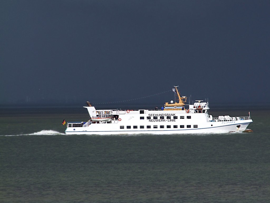 Flipper(IMO-7641190;L=48;B=8mtr) steuert von der Insel Neuwerk kommend Cuxhaven an ;090825