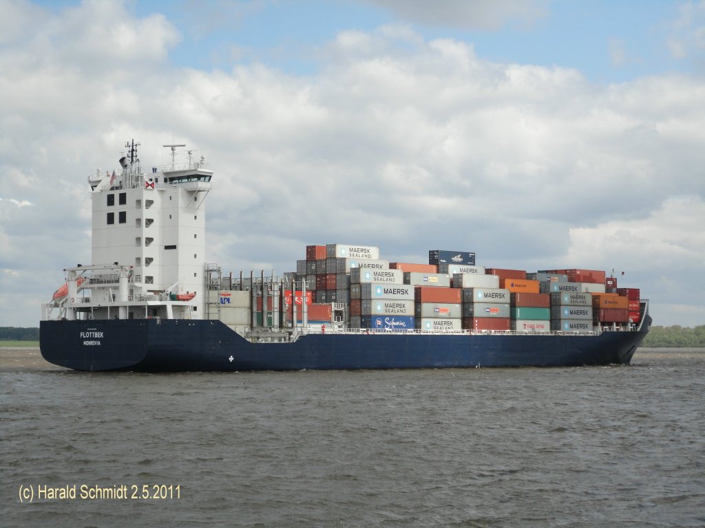 FLOTTBEK  IMO 9313216 am 2.5.2011 einlaufend Hamburg, Foto vom Anleger Lhe
Feederschiff / BRZ 16.324 / La: 169,0 m, B: 27,2 m, Tg.: max. 9,0m /  1x 8-Zyl.-2T- MAN-B&W-Diesel, 12.640 kW, 20 kn / TEU 1.660, davon 312 Reefer  / 8 Pass. / 2005 bei Meyer-Werft, Papenburg / 
