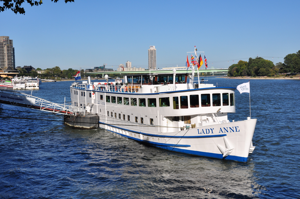 Fluss-Kreuzfahrtschiff  Lady Anne  aus den Niederlanden am Rheinufer in Kln - 10.10.2010