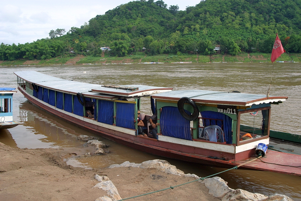 Fluboot mit Nr. 011 am 18.Mai 2007 auf dem Mekong in Luang Prabang. Dieser Bootstyp wird sowohl im Liniendienst wie auch im Charter einesetzt.