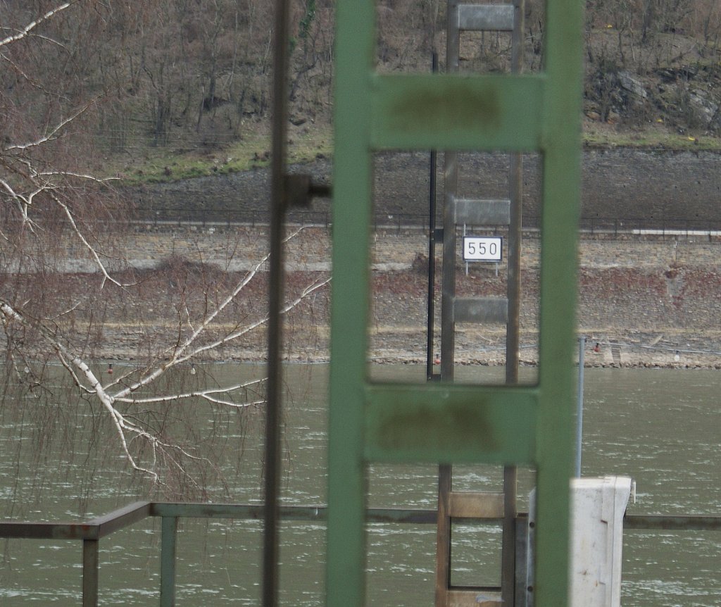 Flusskilometertafel Kilometer  550  des Rheins (bis/ab Konstanz) durch die Signalmasten des Bahnhofs Oberwesels fotografiert.
19.03.2010