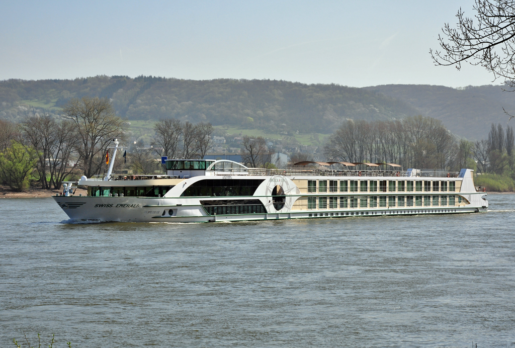 Flusskreuzfahrt-Schiff  Swiss Emerald  auf dem Rhein zwischen Bad Breisig und Bad Hnningen - 02.04.2011