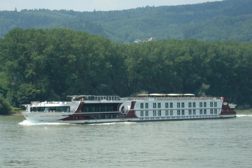 Flusskreuzfahrtschiff   Excellenz Royal   von Wien nach Passau auf der Donau unterwegs.03.07.2010