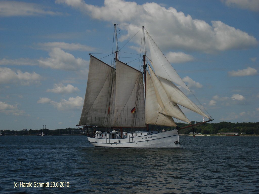 FLYING DUTCHMAN  am 23.6.2010 auf der Kieler Frde
2-Mast Topsegelschoner / L 39,55m, B 6,5 m, Tg. 2,5m / Segelflche 480m /
