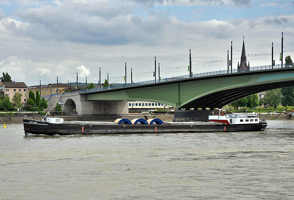 Frachter  Aquitaine  auf dem Rhein bei Bonn - 11.05.2013