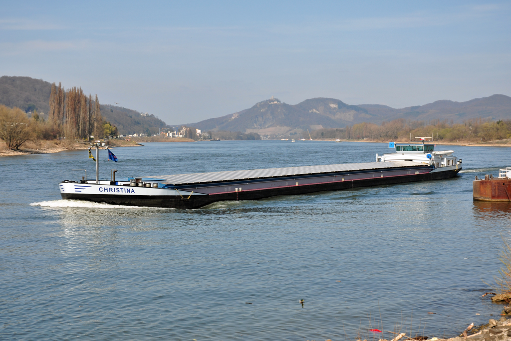 Frachter  Christina  auf dem Rhein, im Hintergrund das Siebengebirge, kurz vor Remagen - 23.03.2011