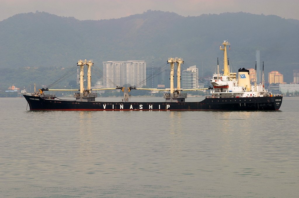 Frachter  CHUONG DUONG  (IMO: 7370430)am 10.Mai 2009 vor Butterworth. Im Hintergrund die Insel Penang.