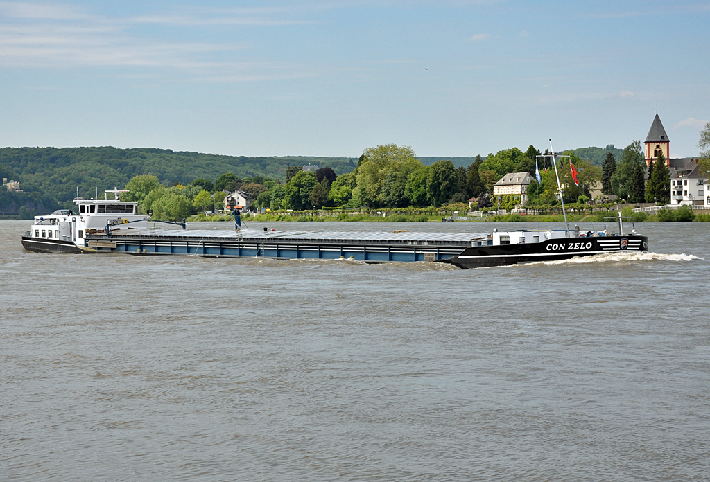 Frachter  Con Zelo  (L 110 m - B 9,5 m - 2.167 to) bei Remagen - 27.05.2013