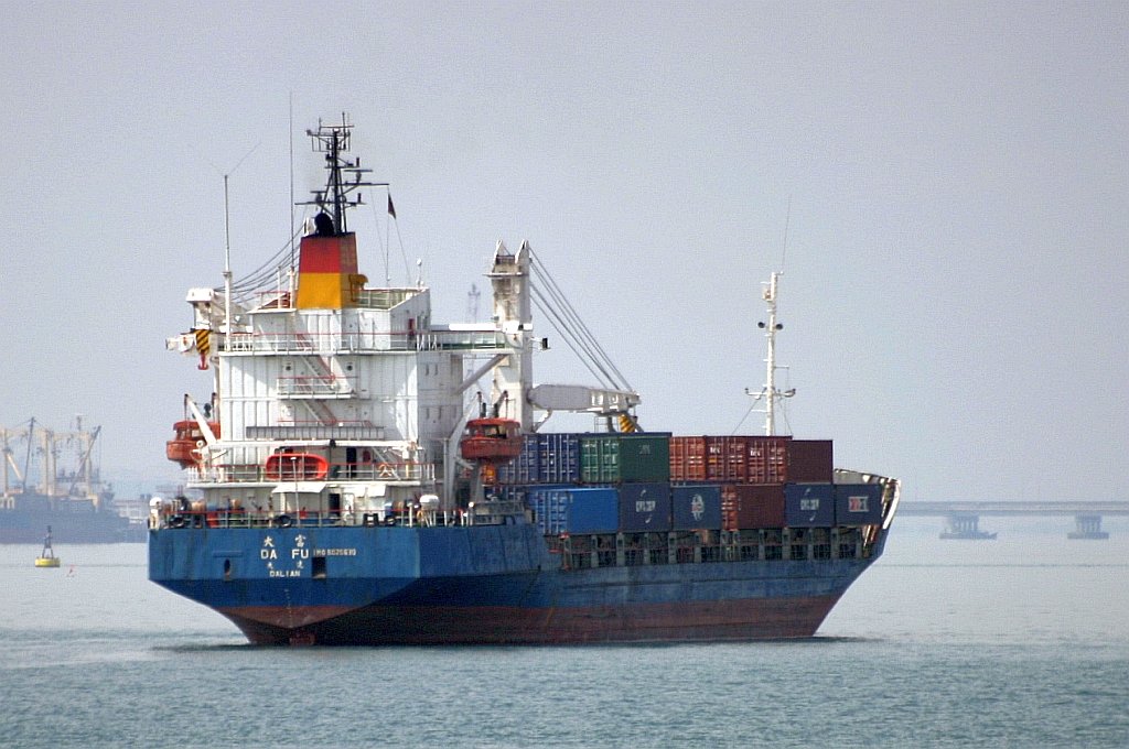 Frachter  DA FU  (IMO: 8020630) am 10.Mai 2009 vor Butterworth. Im Hintergrund die Brcke welche die Insel Penang mit dem Kontinent verbindet.