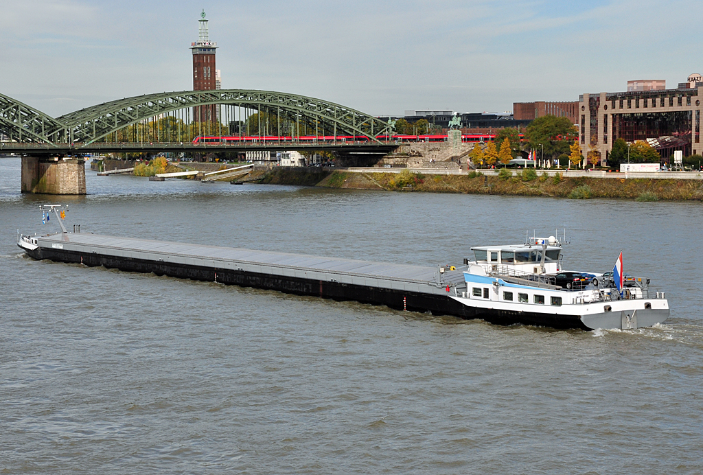 Frachter  Elly  aus Amsterdam kurz vor der Hohenzollernbrcke in Kln - 18.10.2012