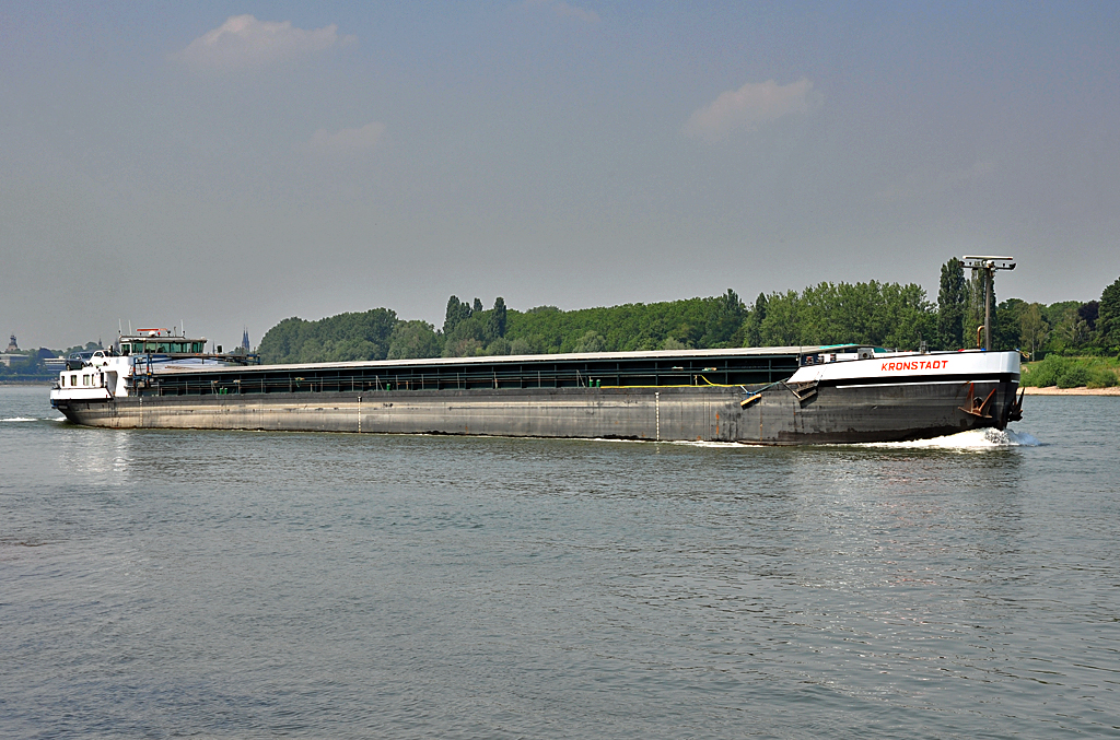 Frachter  Kronstadt  auf dem Rhein bei Bonn - 26.07.2012