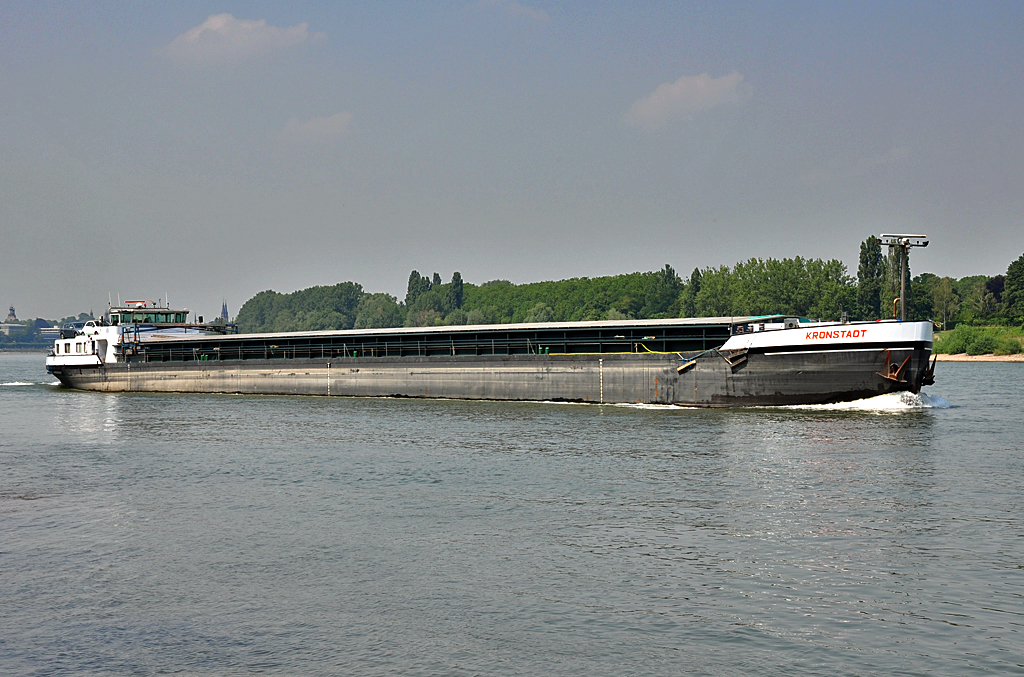Frachter  Kronstadt  auf dem Rhein bei Bonn - 26.07.2012