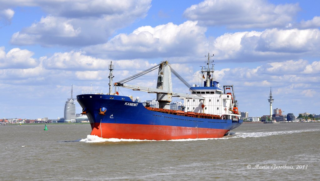Frachter MS  Kamenit  am 1.05.2010 auslaufend Bremerhaven. L:100m / B:16,6m / 2200 kw / 12,5 kn / Bj:2008 / Flagge Panama / IMO 9437775
