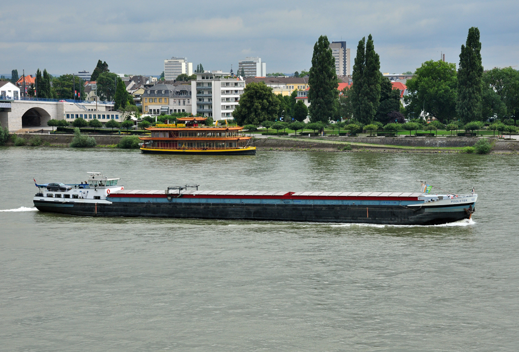 Frachter  Poolster  aus den Niederlanden auf dem Rhein bei Bonn-Beuel - 22.07.2011