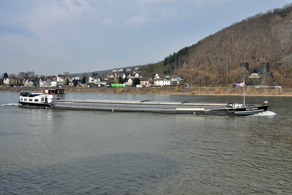 Frachter  RES NOVA  auf dem Rhein zwischen Erpel und Remagen - 08.03.2013