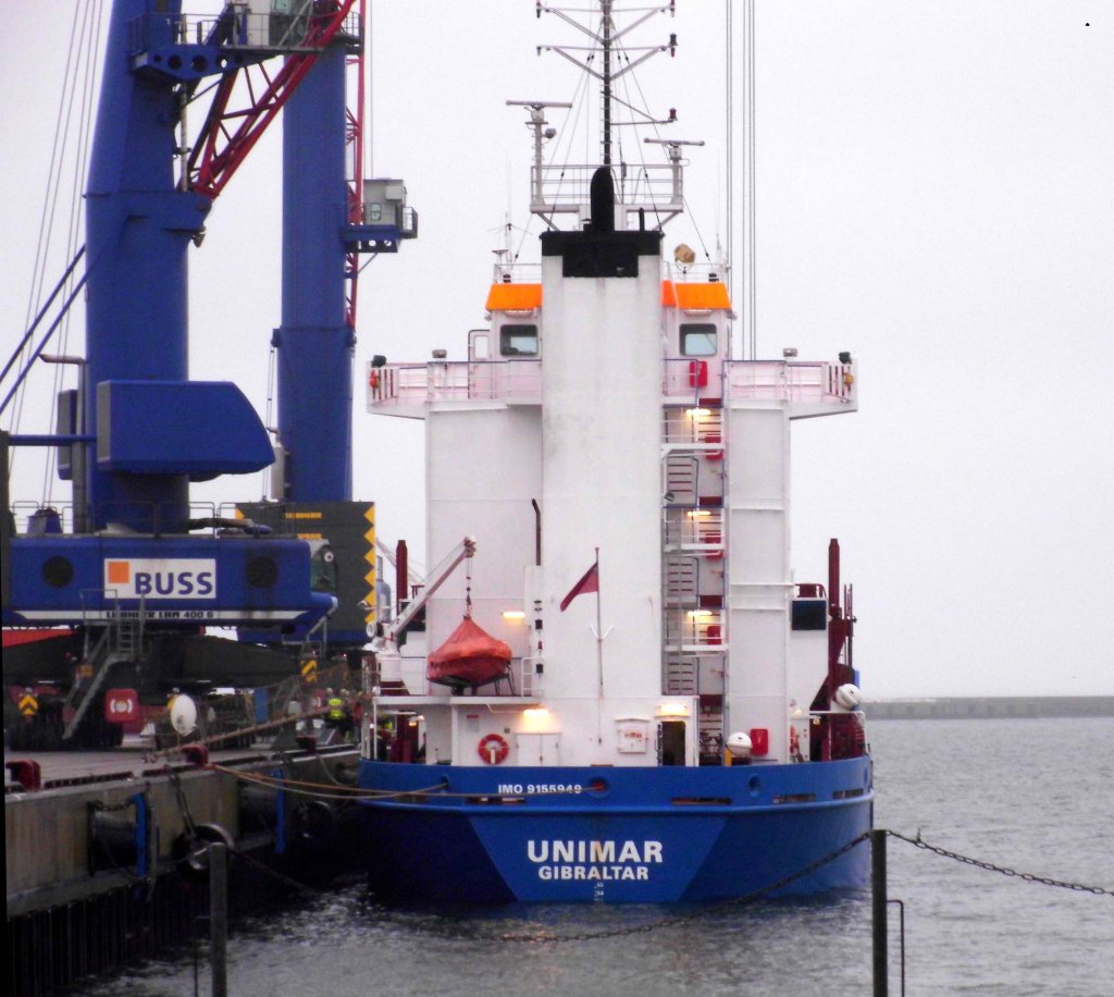 Frachter  Unimar  beim beladen am 26.12.11 im Fhrhafen Sassnitz.