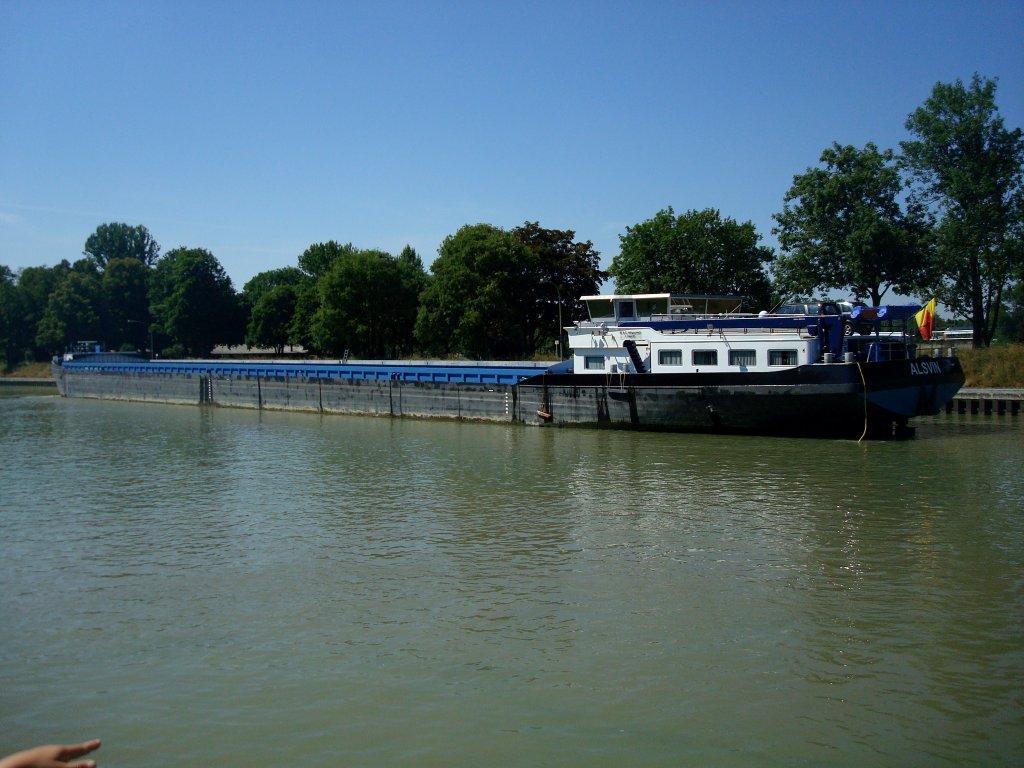 Frachtschiff  Alsvin  ,L110m, B11m, T2634,
wartet auf die Schleusung in Birsfelden/Schweiz am Rhein,
Juli 2010