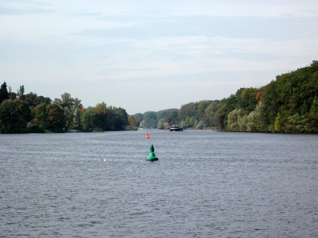 Frachtschiff auf dem Griebnitzsee mit Fahrtrichtung Glienickerbrcke. Das rechte Ufer gehrt zu Berlin-Wannsee und das linke zu Potsdam-Babelsberg. 08.10.2010