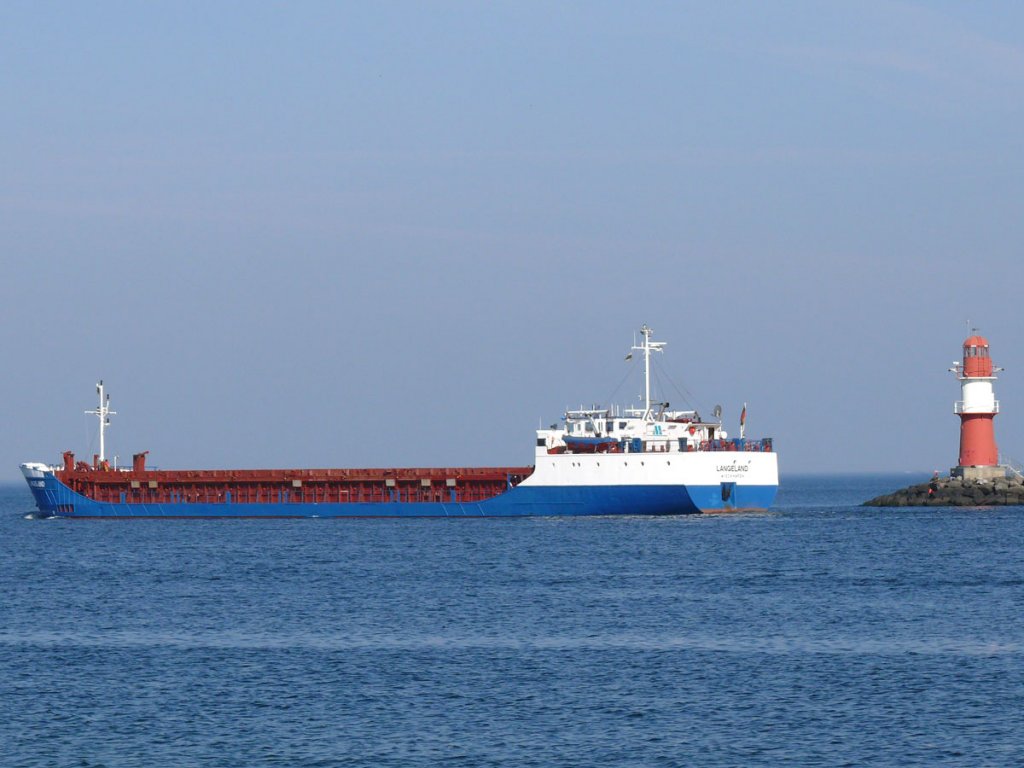 Frachtschiff LANGELAND Wischhafen (IMO: 8420098, L: 80 m, B: 12 m, Baujahr 1985 HITZLER WERFT, LAUENBURG) Warnemnde auslaufend mit Ziel Norrkoeping, 23.09.2010

