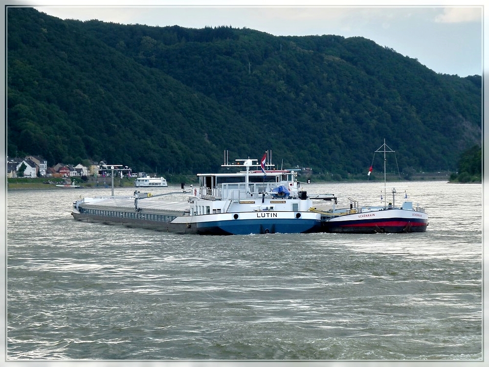 Frachtschiff  LUTIN  mit dem Frachter  SCHNRAIN  der an der rechten Schiffsseite fest gemacht hat, Rheinabwrts fahrend in der Nhe von Spay aufgenommen am 24.06.2011. Schiffsdaten von dem Frachter LUTIN: Eunr 02332529, Bj 2009, L 135 m, B 11,45 m, T 4403.