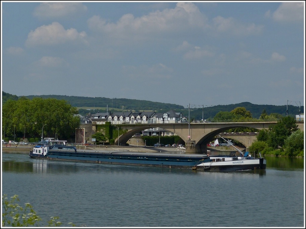 Frachtschiff  NOVATEUR  fhrt an der frheren Grenzbrcke in Wasserbillig vorbei.  16.07.2013