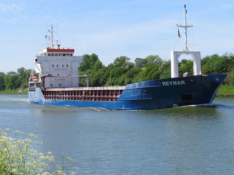 Frachtschiff REYMAR (IMO 9128336) Gibraltar, L: 90,0m, B: 14,0m gebaut 1995 bei PATTJE SCHEEPSWERF, WATERHUIZEN NETHERLANDS auf dem Nord-Ostsee-Kanal (NOK) bei Suchsdorf in Richtung Kiel; 05.06.2010
